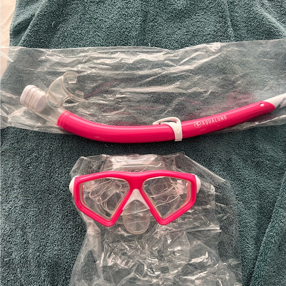 AQUA LUNG SWIM MASK AND SNORKEL- NWOT PINK/ WHITE -ADULT